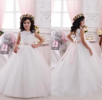 Cute Lace Appliqued Flower Girl Dresses V Cut Back with Pink Bow Sash Tulle Girls Formal Gown for Wedding First Communion Dress
Cute Lace Appliqued Flower Girl Dresses V Cut Back with Pink Bow Sash Tulle Girls Formal Gown for Wedding First Communion Dress