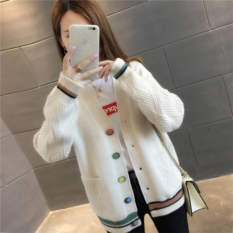 2019 Fashion New Women V-neck Single-breasted Sweater Jacket Knit Cardigan Females Long Sleeves Wild Students Sweater cc959
2019 Fashion New Women V-neck Single-breasted Sweater Jacket Knit Cardigan Females Long Sleeves Wild Students Sweater cc959