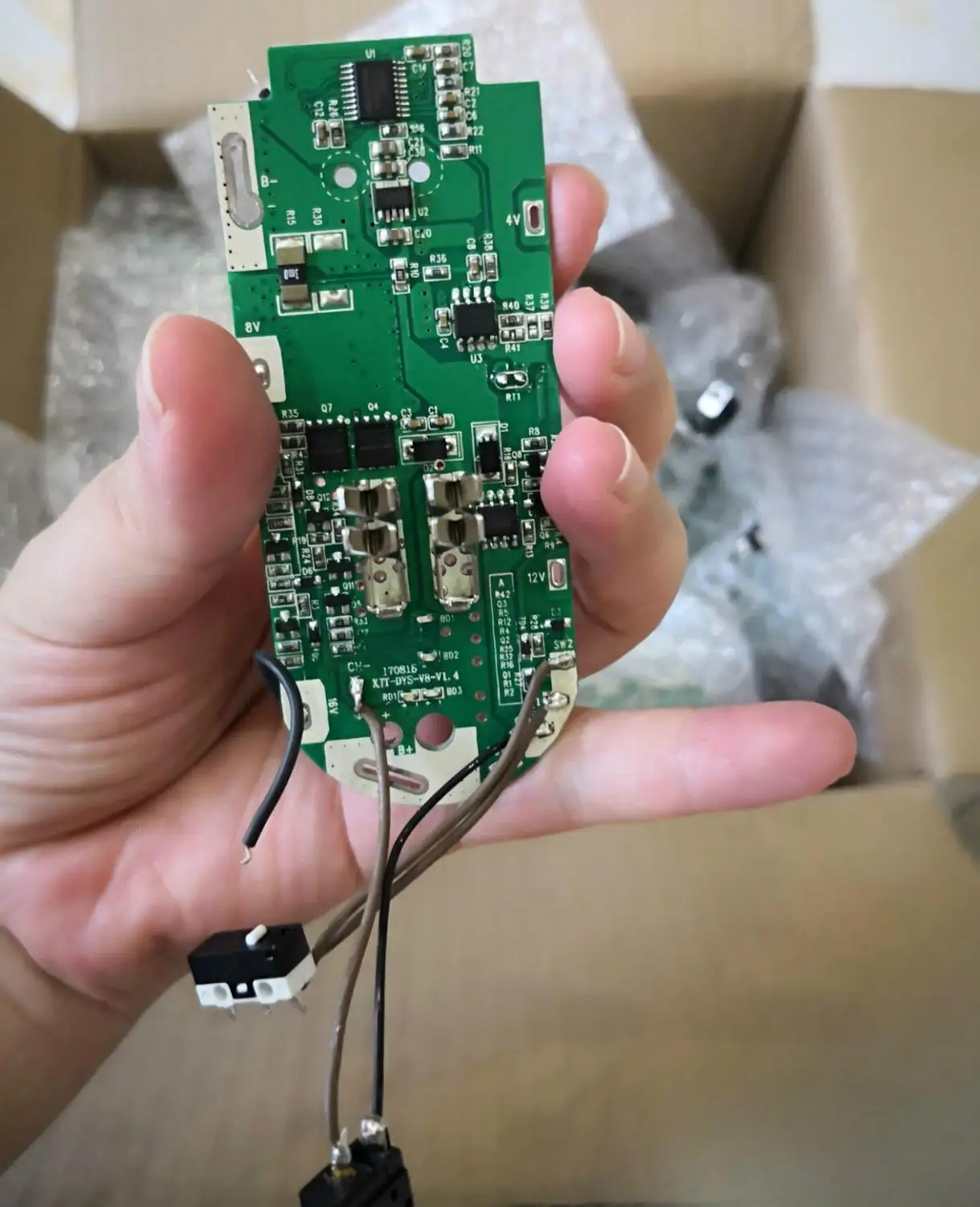 Upgrade V8 pcb for Dyson v8 vacuum cleaner li-ion Battery Sealing with Charge socket and Swiches
Upgrade V8 pcb for Dyson v8 vacuum cleaner li-ion Battery Sealing with Charge socket and Swiches