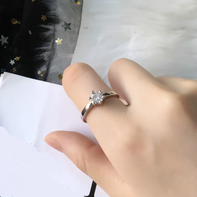 Glamour Silver Ring 2019 New Fashion Creative Six-claw Crystal Simple Simulation Wedding Classic Crystal Ring Woman Sales
Glamour Silver Ring 2019 New Fashion Creative Six-claw Crystal Simple Simulation Wedding Classic Crystal Ring Woman Sales