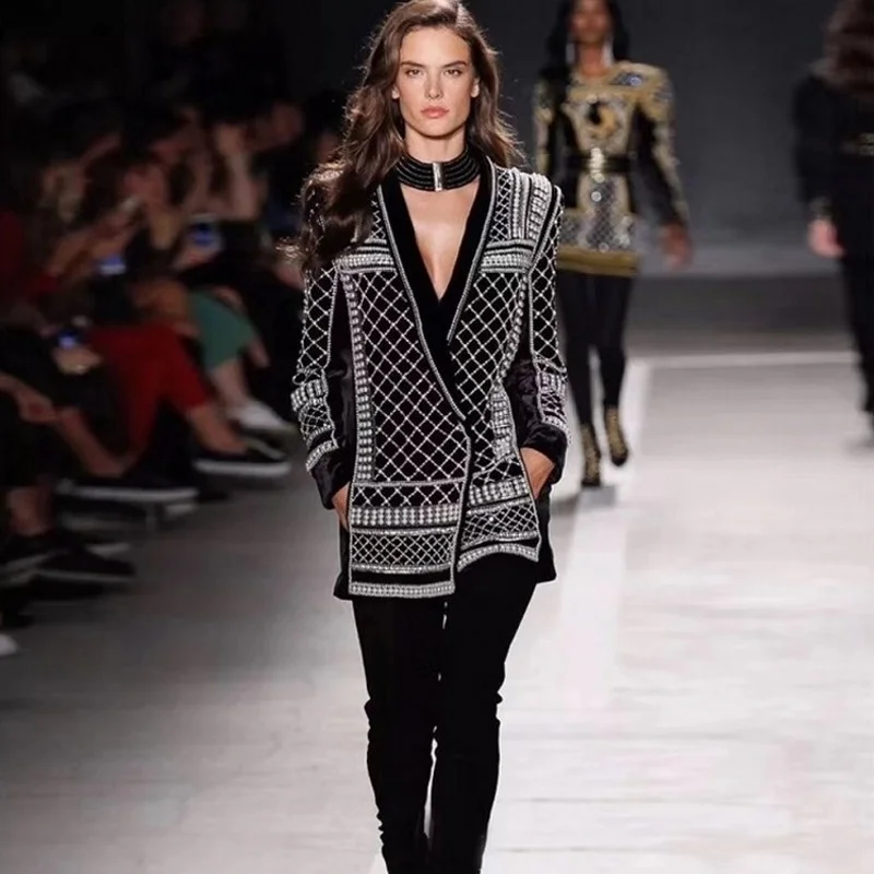 Женское Трикотажное Шерстяное короткое пальто с заклепками и V-образным вырезом
Женское Трикотажное Шерстяное короткое пальто с заклепками и V-образным вырезом