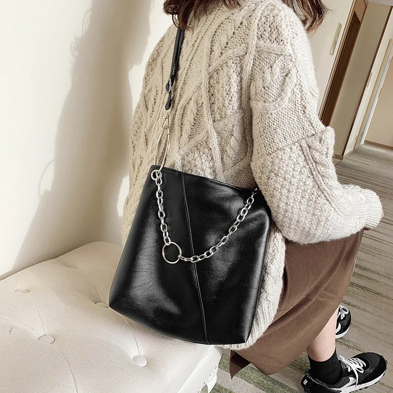 Temperament handbags 2020 autumn and winter new Korean version of the wild messenger bag texture one-shoulder fashion tote bag
Temperament handbags 2020 autumn and winter new Korean version of the wild messenger bag texture one-shoulder fashion tote bag