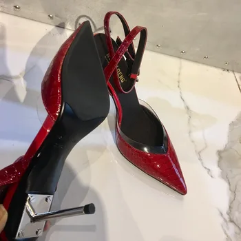 2020 new texture wine red snakeskin metal heel pointed toe cap all-match high heel back empty fashion shoes
2020 new texture wine red snakeskin metal heel pointed toe cap all-match high heel back empty fashion shoes