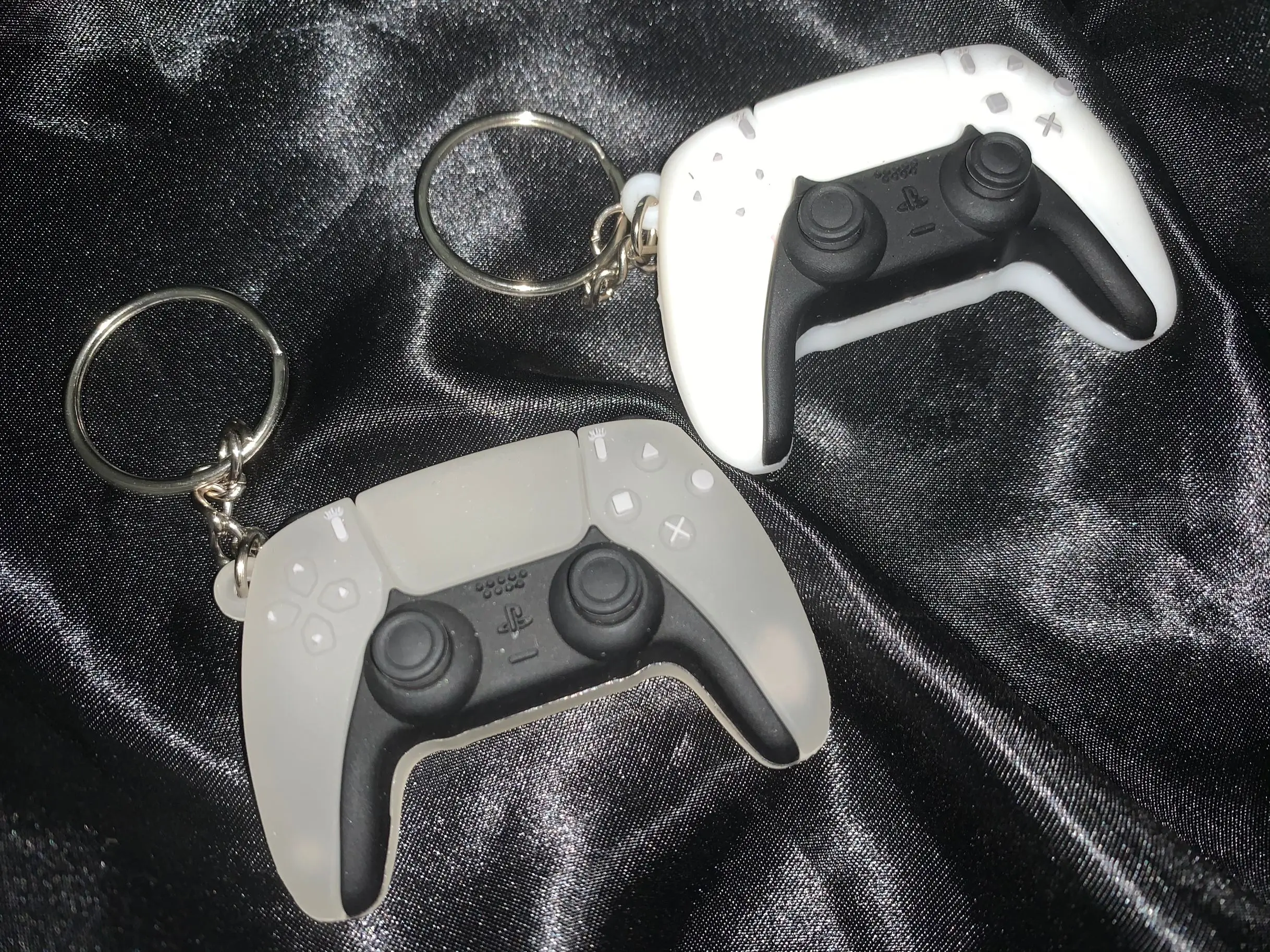 PS4 Game Controller Keychain Mini Gamepad Car Keyring Fashion Bag Pendant Cute Game Console Soft Rubber Key Chains Men Boy Gift
PS4 Game Controller Keychain Mini Gamepad Car Keyring Fashion Bag Pendant Cute Game Console Soft Rubber Key Chains Men Boy Gift
