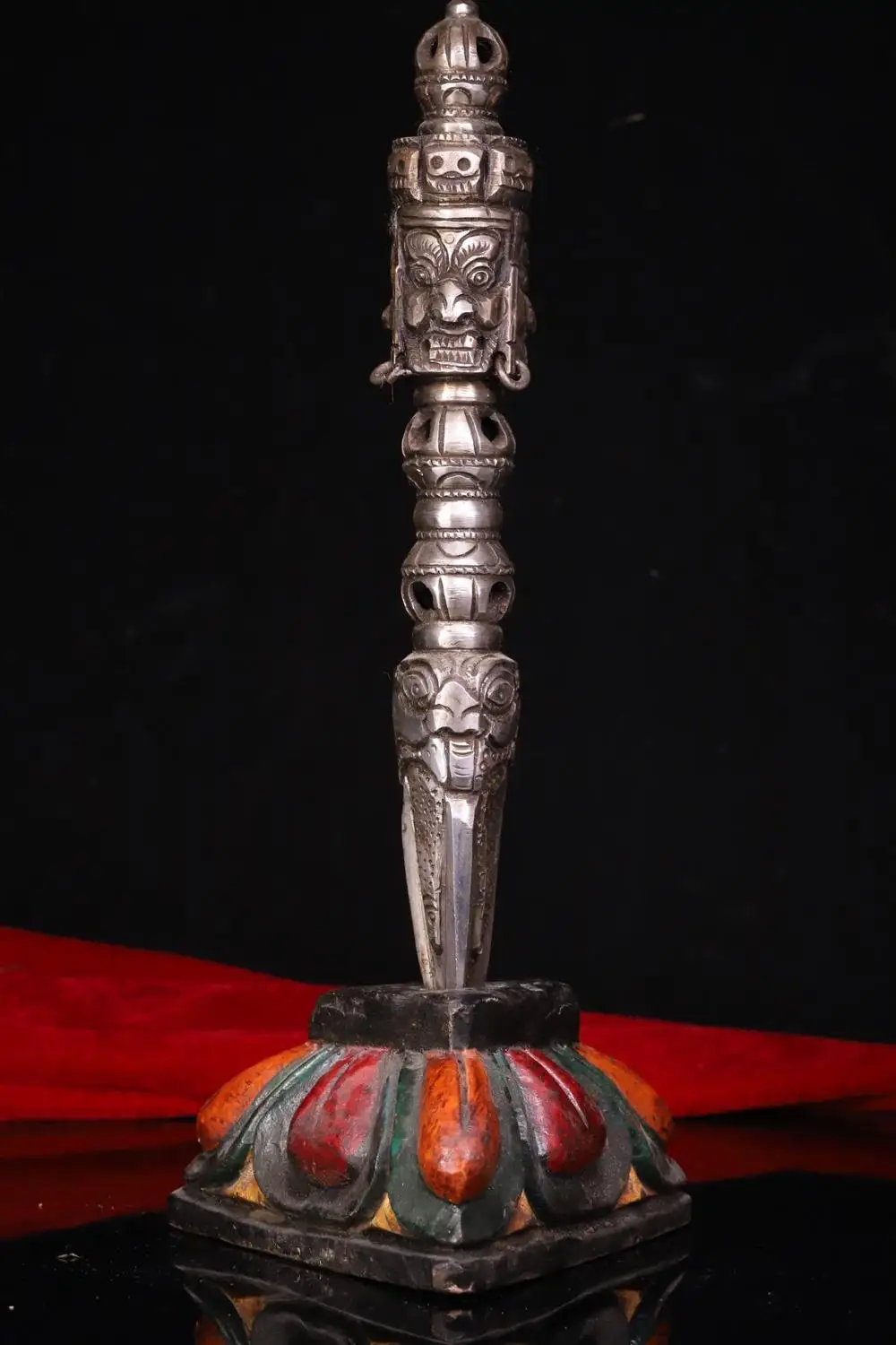 Tibetan monastery celestial iron tapping chisel old engraving base bodhi root hand-painted chisel Faqi Phurba Vajra
Tibetan monastery celestial iron tapping chisel old engraving base bodhi root hand-painted chisel Faqi Phurba Vajra