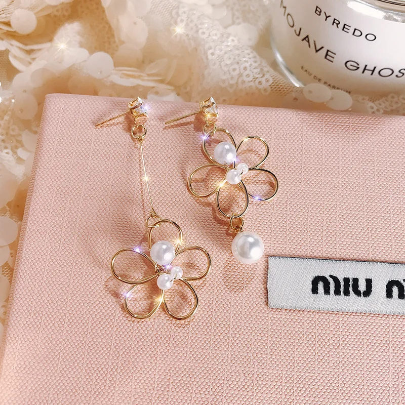 925 silver needle South Korea personality asymmetric metal flower earrings Venus red contracted joker pearl stud earrings 
925 silver needle South Korea personality asymmetric metal flower earrings Venus red contracted joker pearl stud earrings