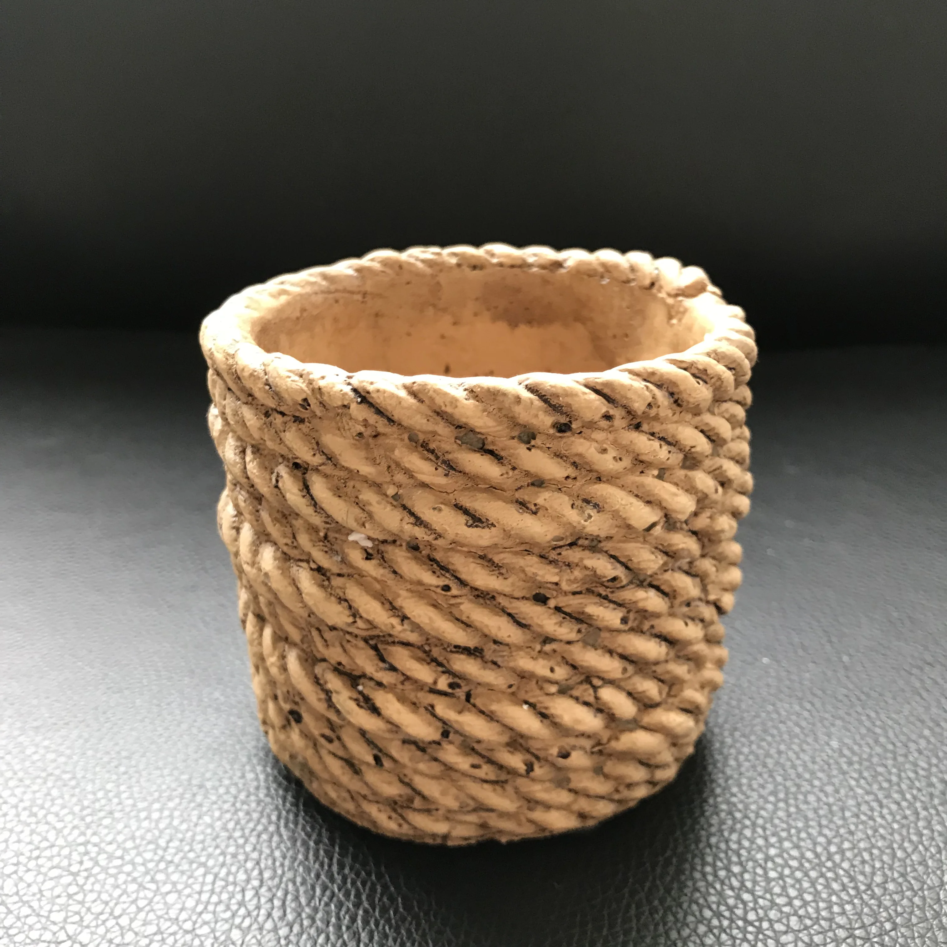 Rope Shape Handmade Cement Flowerpot Silicone Mold for Diy Handmade Concrete Pot Molds
Rope Shape Handmade Cement Flowerpot Silicone Mold for Diy Handmade Concrete Pot Molds