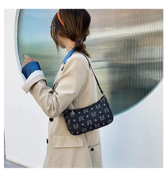 Simple and atmospheric design sense of minority underarm method stick bag single shoulder fashion temperament underarm bag
Simple and atmospheric design sense of minority underarm method stick bag single shoulder fashion temperament underarm bag