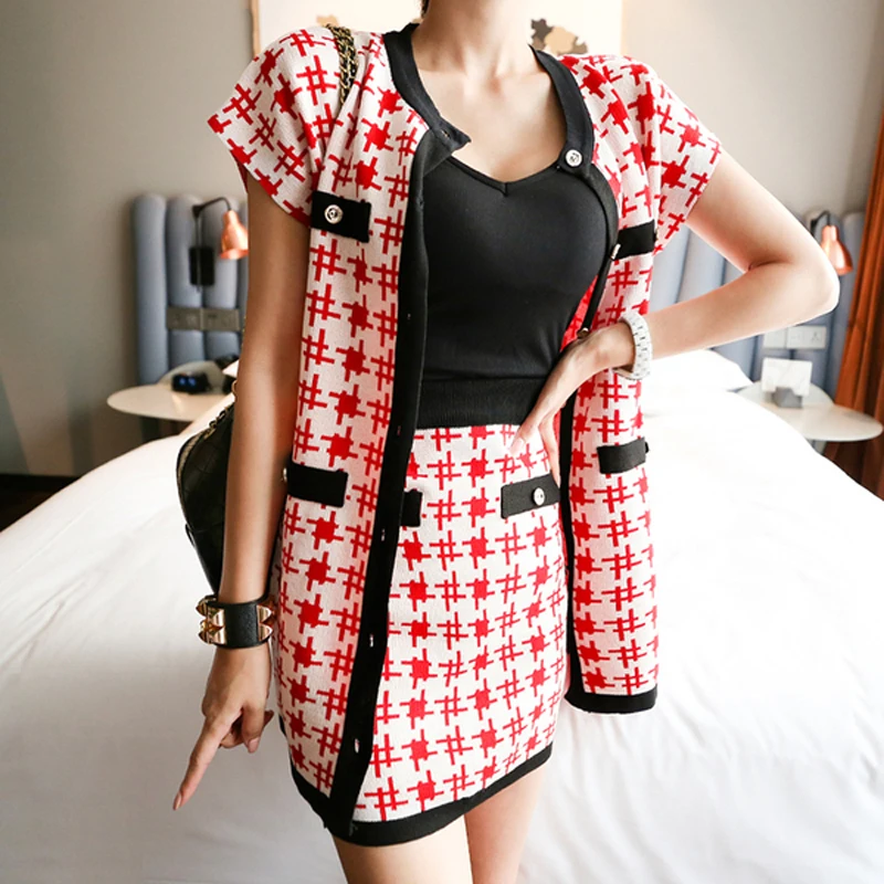 2019 New Runway Summer Geometric Knitted 2 Piece Set Women Sleeveless Vest Crop Top +High Waist high quality mini Skirt Set
2019 New Runway Summer Geometric Knitted 2 Piece Set Women Sleeveless Vest Crop Top +High Waist high quality mini Skirt Set