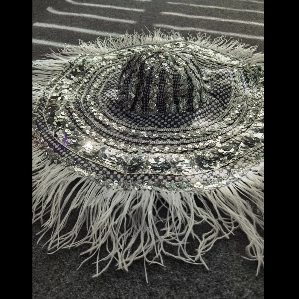 

Fashion Silver Sequin Feather Large Brim Hat Women Party Prom Hats Floppy Wide Brim Cap Foldable Dancer Singer Stage Accessories