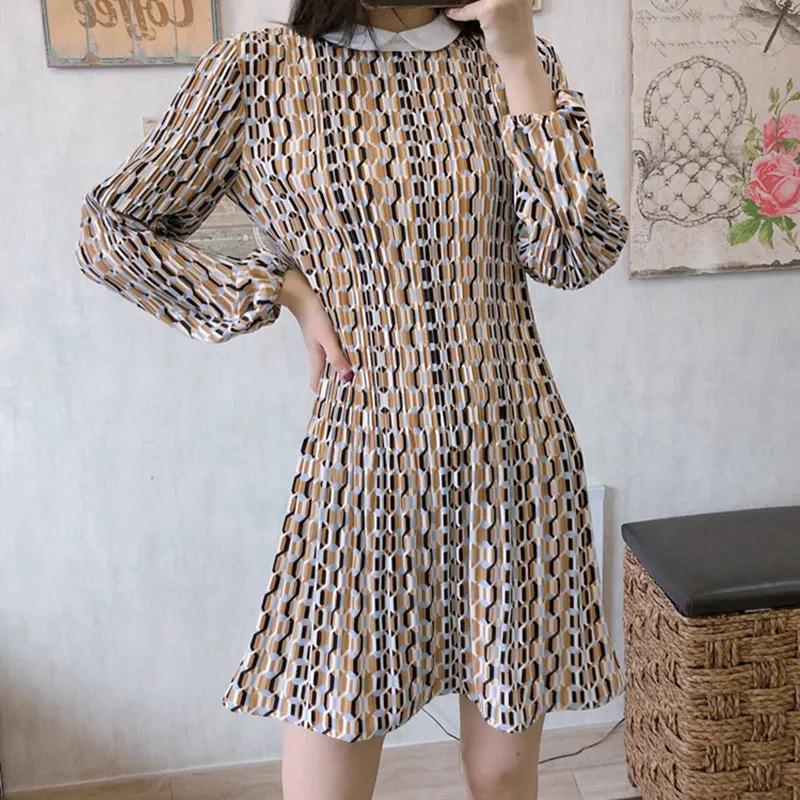 Women's Geometric Print Pleated Mini Dress Peter pan Collar Long Lantern Sleeve 2020 Spring and Summer Temperament Lady Dresses
Women's Geometric Print Pleated Mini Dress Peter pan Collar Long Lantern Sleeve 2020 Spring and Summer Temperament Lady Dresses