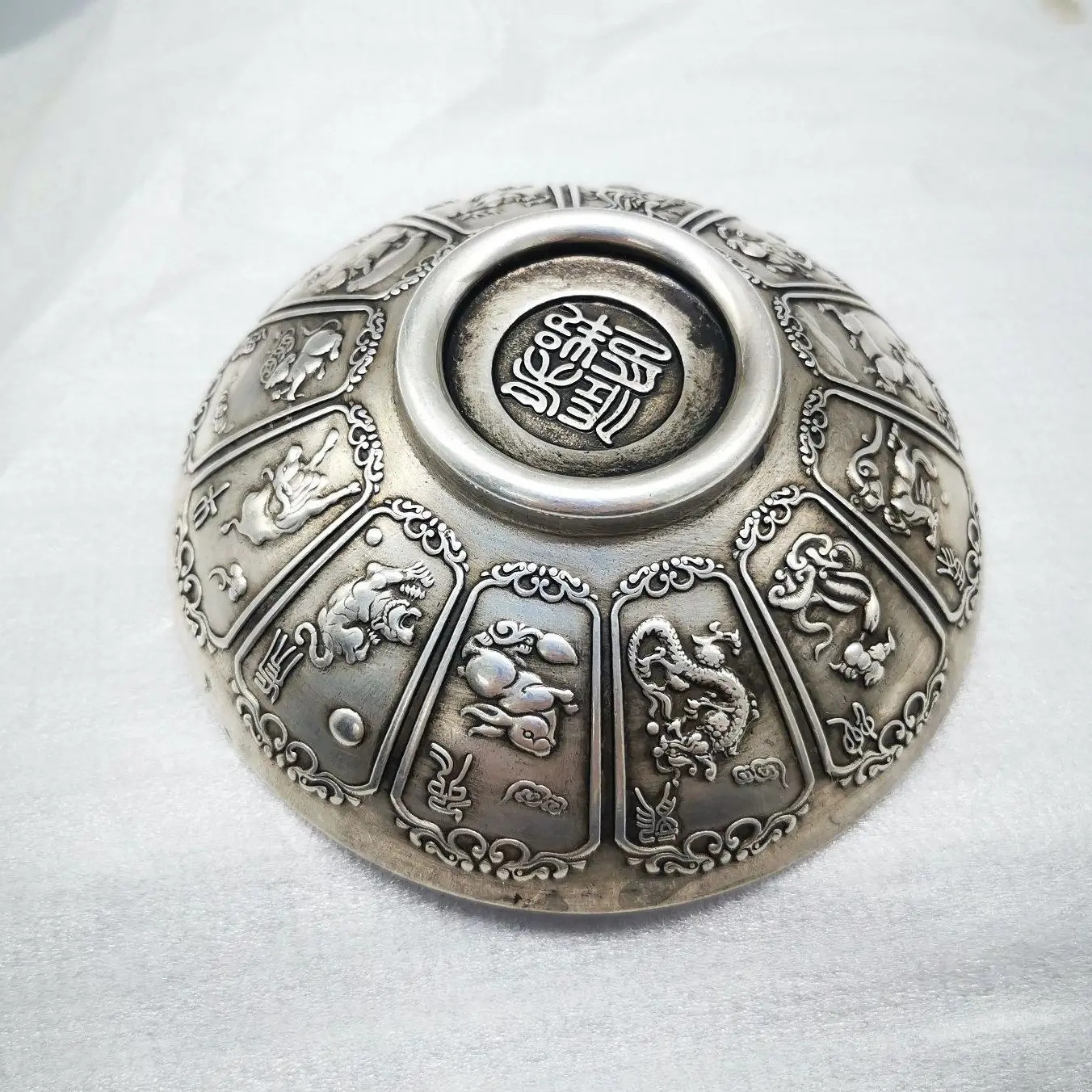 China Elaboration Tibet Silver Engrave Propitious "12 Zodiacal " Bowl Metal Crafts Home Decoration
China Elaboration Tibet Silver Engrave Propitious "12 Zodiacal " Bowl Metal Crafts Home Decoration