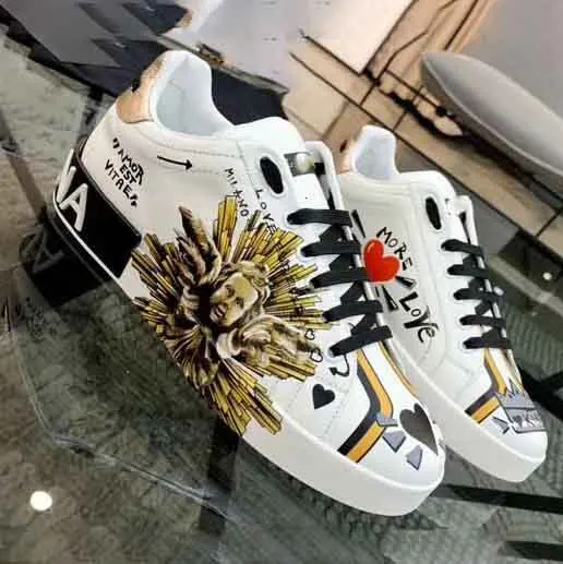 luxury men's shoes, replicate the top version of imported cowhide to create graffiti patterns, rivets, diamonds inside cowhide
luxury men's shoes, replicate the top version of imported cowhide to create graffiti patterns, rivets, diamonds inside cowhide