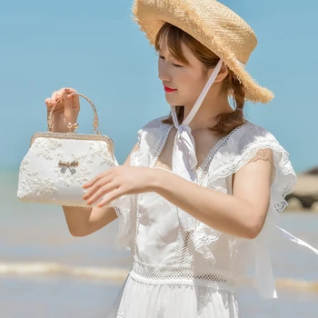 2020 Angelatracy New Arrival Metal Frame Elegance Floral Lace Pearl Summer Lady Korean Bow Chain Messenger Handbag Shoulder Bag 
2020 Angelatracy New Arrival Metal Frame Elegance Floral Lace Pearl Summer Lady Korean Bow Chain Messenger Handbag Shoulder Bag