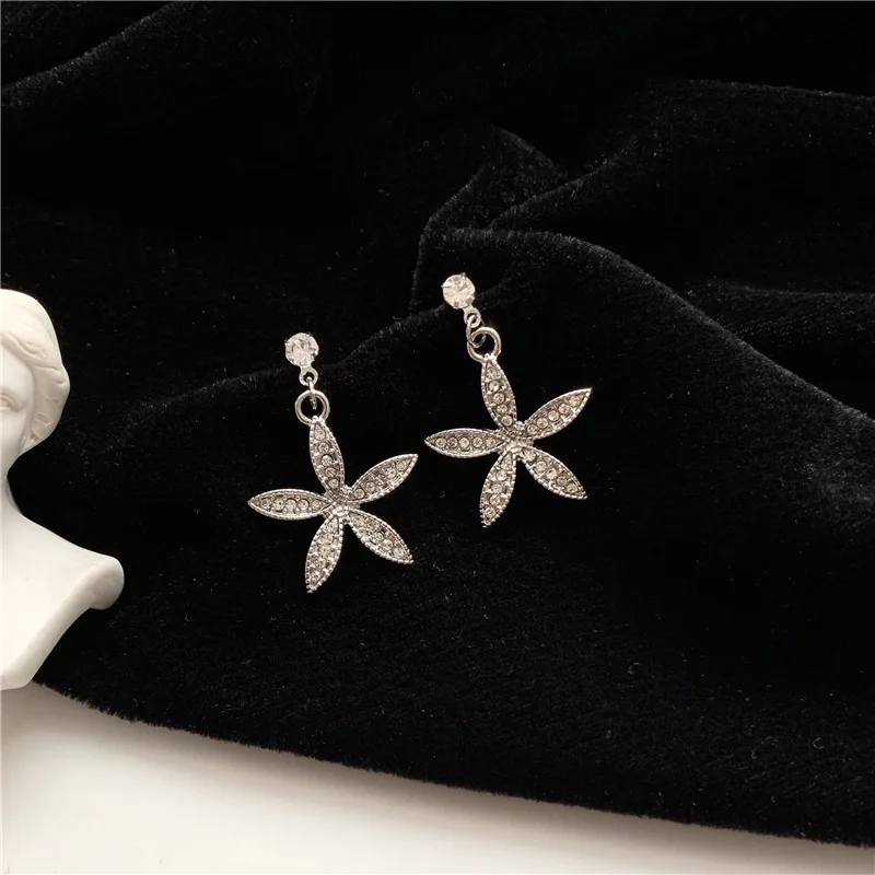 S925 Silver Needle Korean Elegant Simple Crystal Five-Petal Flower Ear Stud Earrings Retro Women's Clover Fashion Jewelry
S925 Silver Needle Korean Elegant Simple Crystal Five-Petal Flower Ear Stud Earrings Retro Women's Clover Fashion Jewelry