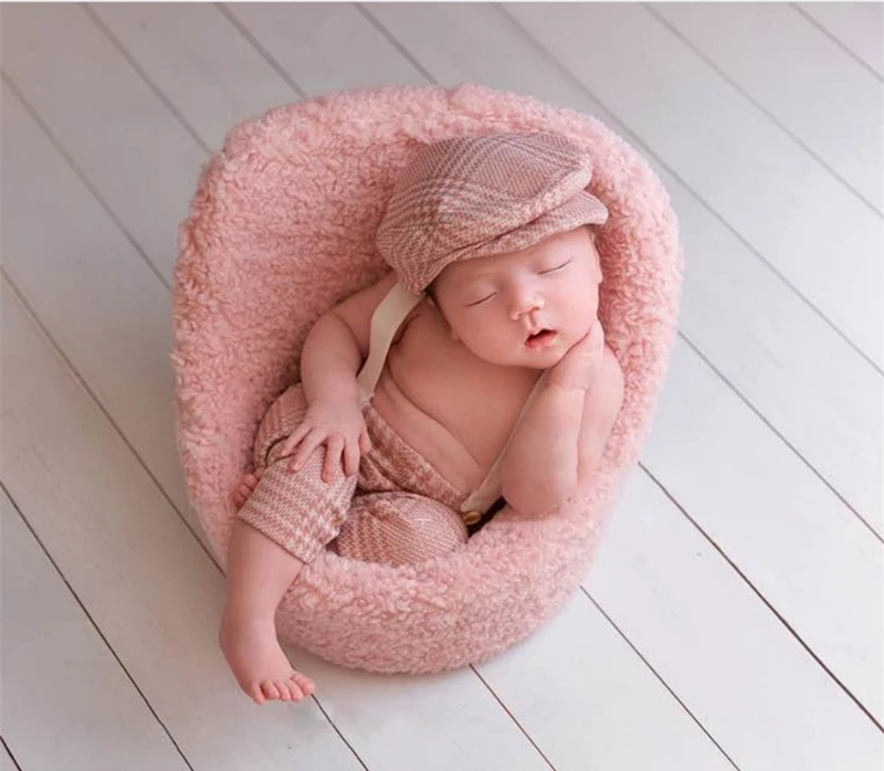 Fotografia noworodka: ubrania i rekwizyty fotograficzne - czapka i kombinezon dla chłopców w stylu mały dżentelmen w kratkę - Wianko - 10