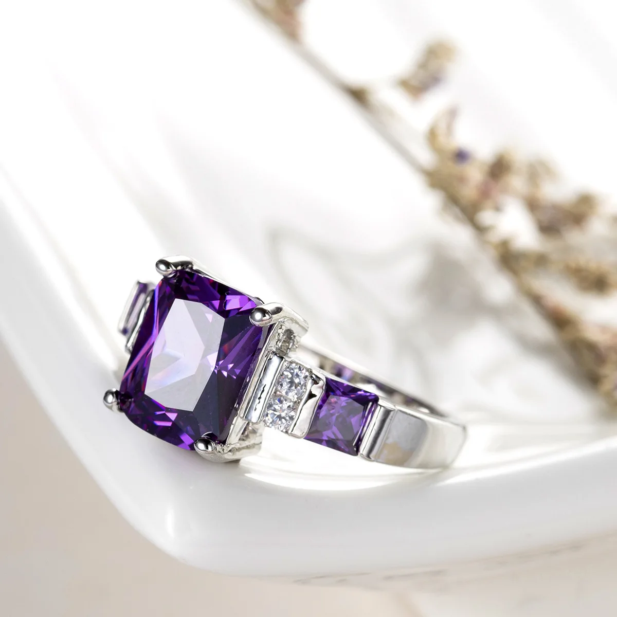 Фото Роскошное женское кольцо с фиолетовым цирконом серебряного цвета квадратным