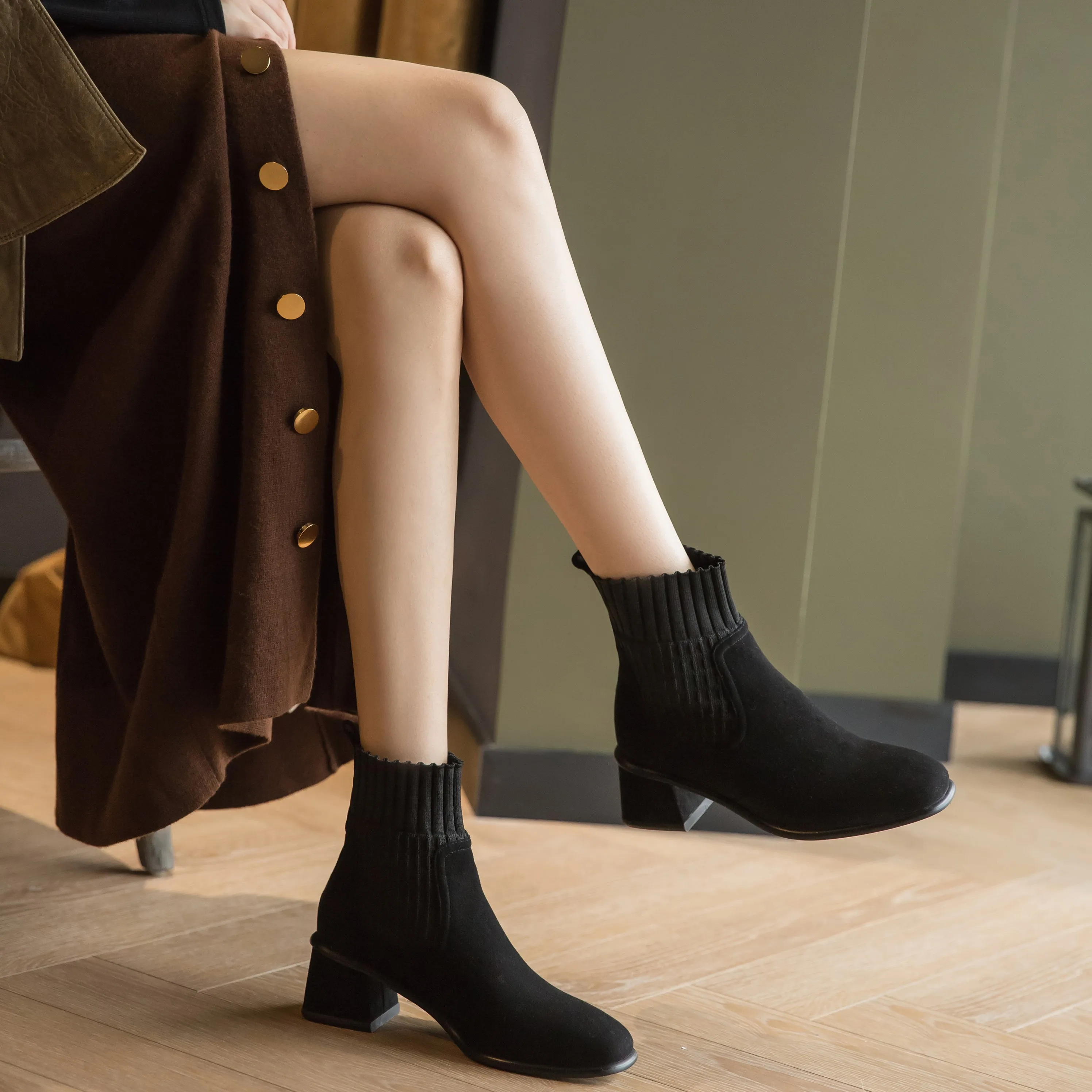 2020 spring and autumn new leather round head Martin boots fashion wild single boots female heeled short boots Z1016
2020 spring and autumn new leather round head Martin boots fashion wild single boots female heeled short boots Z1016