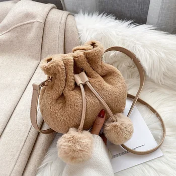2020 Winter new lambs Plush women's Crossbody Small bag Cute Pompon Ball messenger Bucket bag Korean Plush Shoulder Bag Purses
2020 Winter new lambs Plush women's Crossbody Small bag Cute Pompon Ball messenger Bucket bag Korean Plush Shoulder Bag Purses