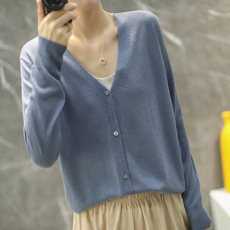 Spring And Autumn Women's Thin Knitted Sweater V-neck Loose Chic Jacket 100% Pure Wool Fashion All-match Basic Cardigan Cardigan
Spring And Autumn Women's Thin Knitted Sweater V-neck Loose Chic Jacket 100% Pure Wool Fashion All-match Basic Cardigan Cardigan