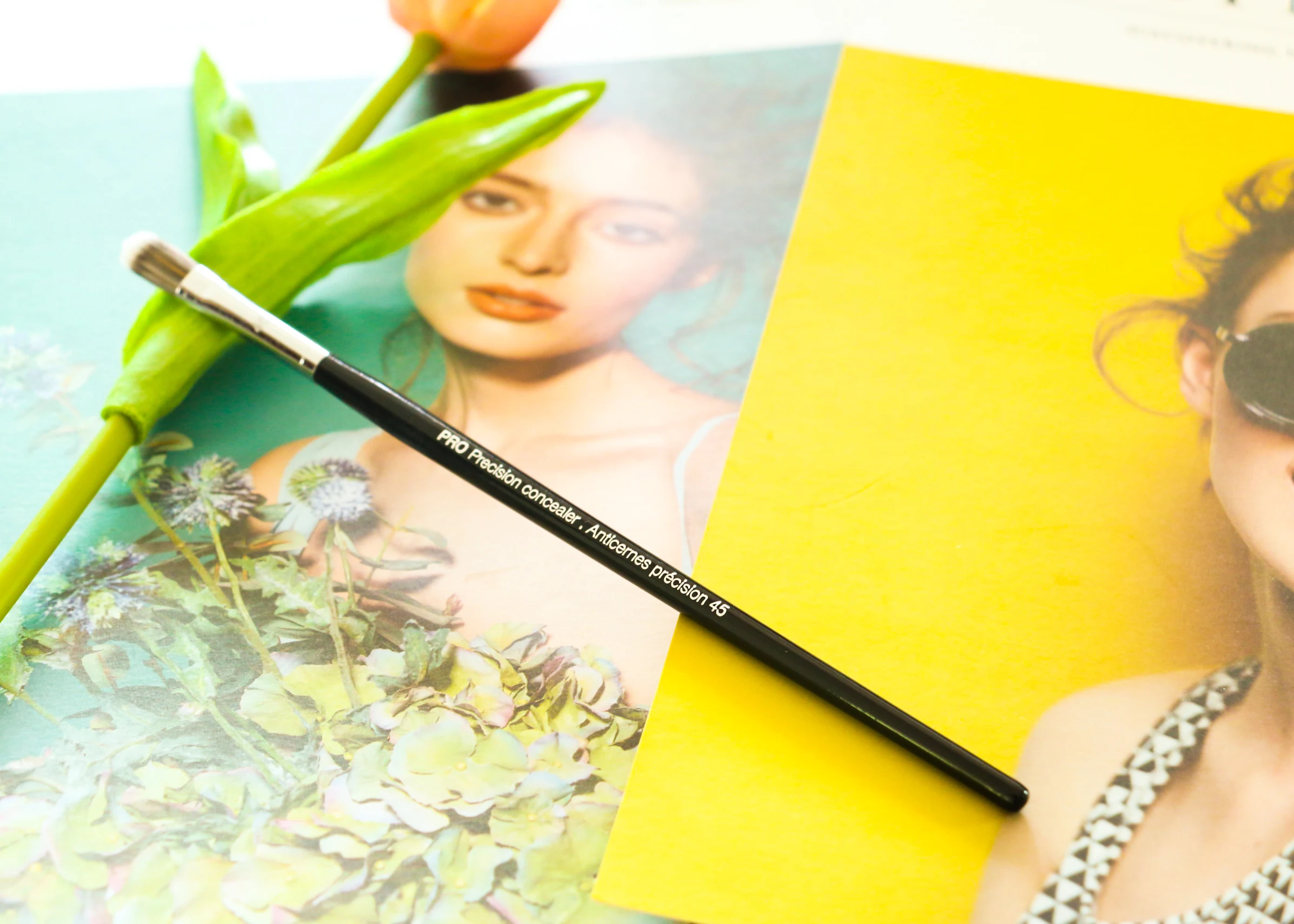 Brand professional lip concealer brush retro style eye shadow nose detail concealer makeup shop special brush 
Brand professional lip concealer brush retro style eye shadow nose detail concealer makeup shop special brush