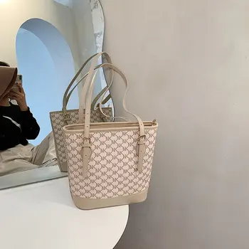 Brand Design Women Handbag Tassel Bucket Shoulder Bag PU Leather Lady Postman Hobo Handbag Bag Shopping Bag Bolsa Feminin bag
Brand Design Women Handbag Tassel Bucket Shoulder Bag PU Leather Lady Postman Hobo Handbag Bag Shopping Bag Bolsa Feminin bag