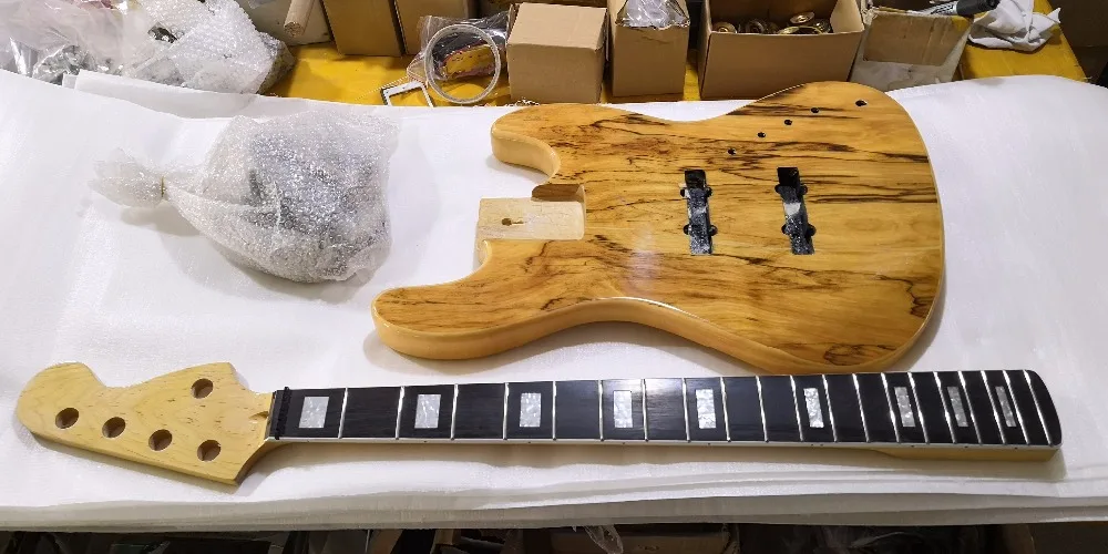 DIY splated maple veneer five strings electric bass kit with all hardware.Paypal available!bc-1
DIY splated maple veneer five strings electric bass kit with all hardware.Paypal available!bc-1