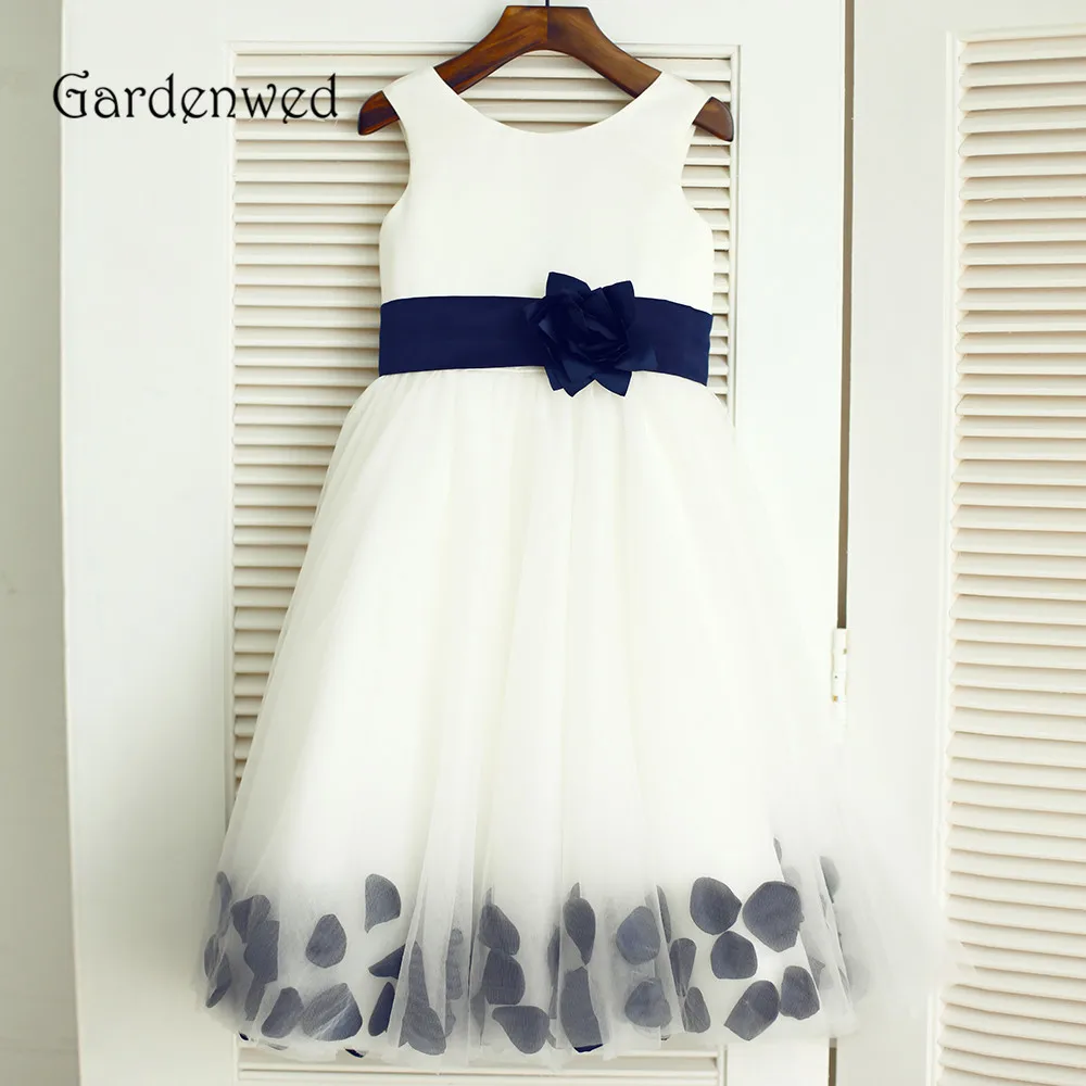 Gardenwed Dress 2023 White Party Clothes Scoop Neck Blue Flower Bottom Rose Petal Communion Dresses Cute Baby Gowns Wedding
Gardenwed Dress 2023 White Party Clothes Scoop Neck Blue Flower Bottom Rose Petal Communion Dresses Cute Baby Gowns Wedding