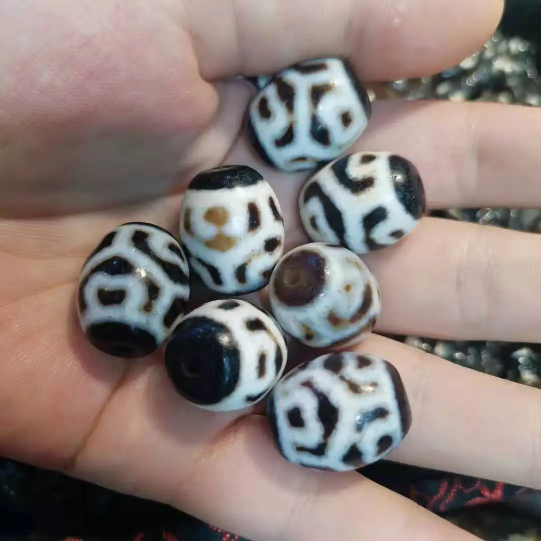 1pcs/lots Natural Agate Daluo Bead Buddha Heart Six Eyes Dzi Ancient Sacred object Wholesale National customs kralen diy chain
1pcs/lots Natural Agate Daluo Bead Buddha Heart Six Eyes Dzi Ancient Sacred object Wholesale National customs kralen diy chain