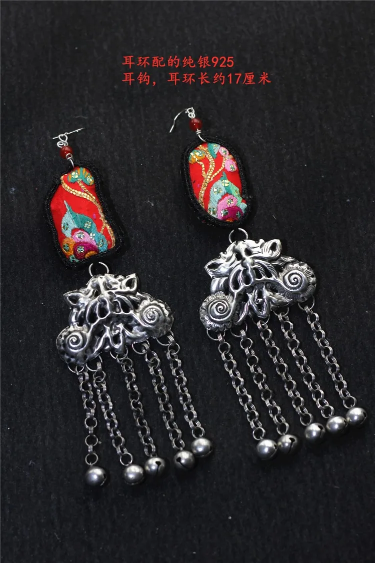 Hand embroidered Miao silver 925 silver Earrings Ethnic retro style small flower Tassel Earrings
Hand embroidered Miao silver 925 silver Earrings Ethnic retro style small flower Tassel Earrings