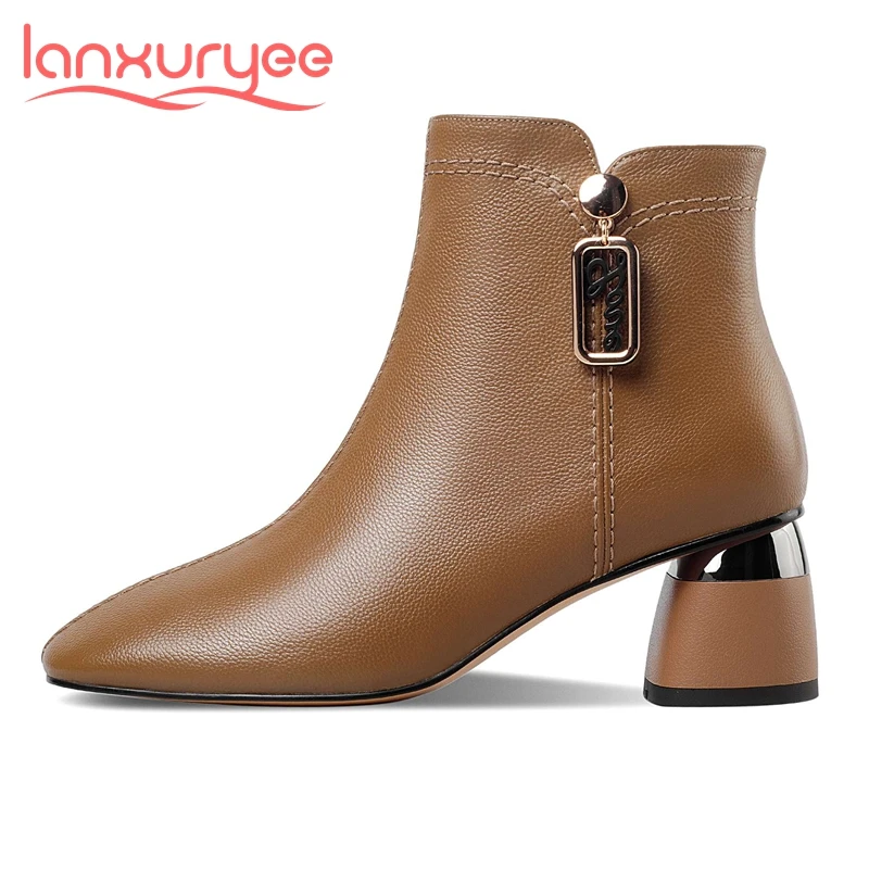 Lanxuryee plus size genuine leather round toe high heel winter shoes metal decorations young lady mature basic ankle boots L6f2
Lanxuryee plus size genuine leather round toe high heel winter shoes metal decorations young lady mature basic ankle boots L6f2