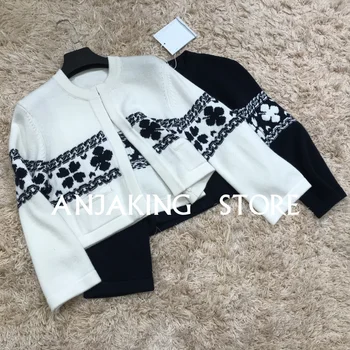 Elegant retro cardigan cashmere cotton knitted cardigan sweater Women's new round neck short long sleeve cardigan Short jacket
Elegant retro cardigan cashmere cotton knitted cardigan sweater Women's new round neck short long sleeve cardigan Short jacket