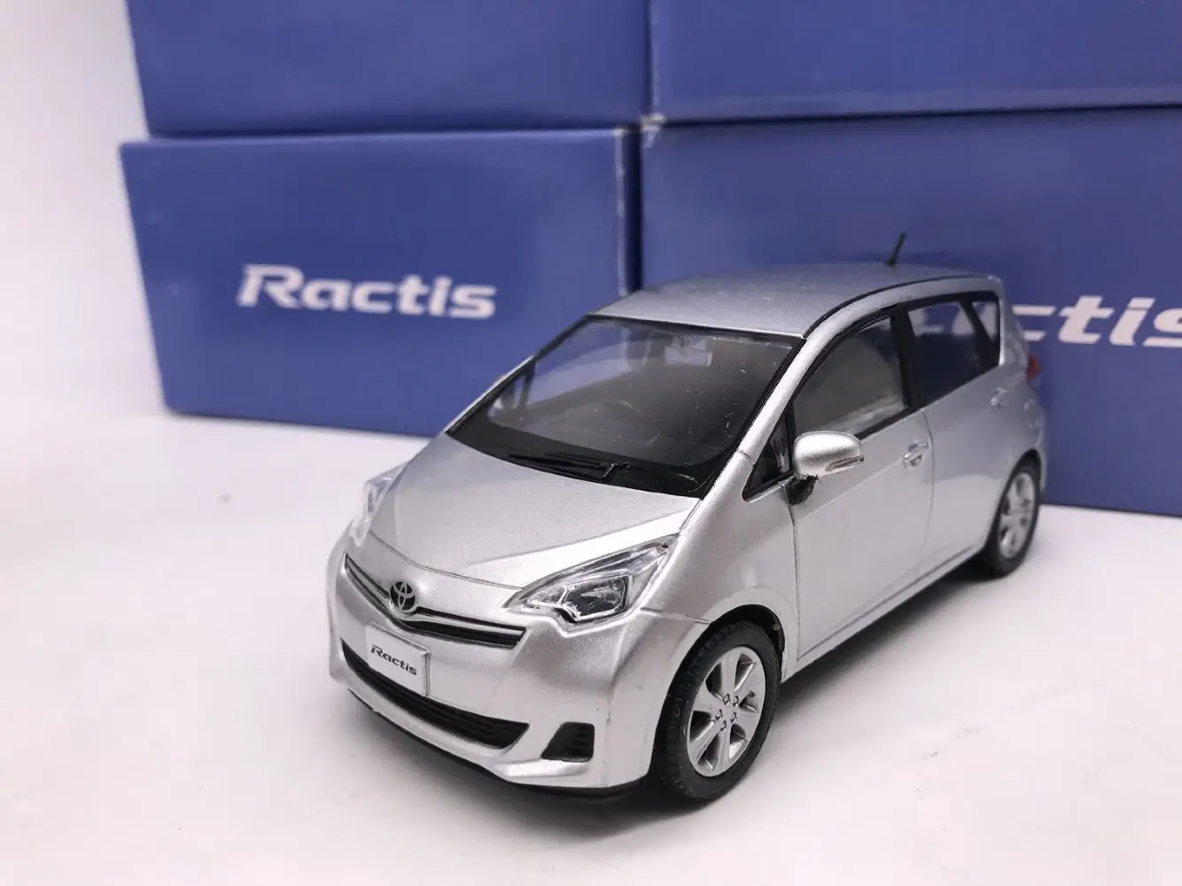 Original factory 1:30 toyota Ractis alloy toy car toys for children diecast model car Birthday gift freeshipping 
Original factory 1:30 toyota Ractis alloy toy car toys for children diecast model car Birthday gift freeshipping