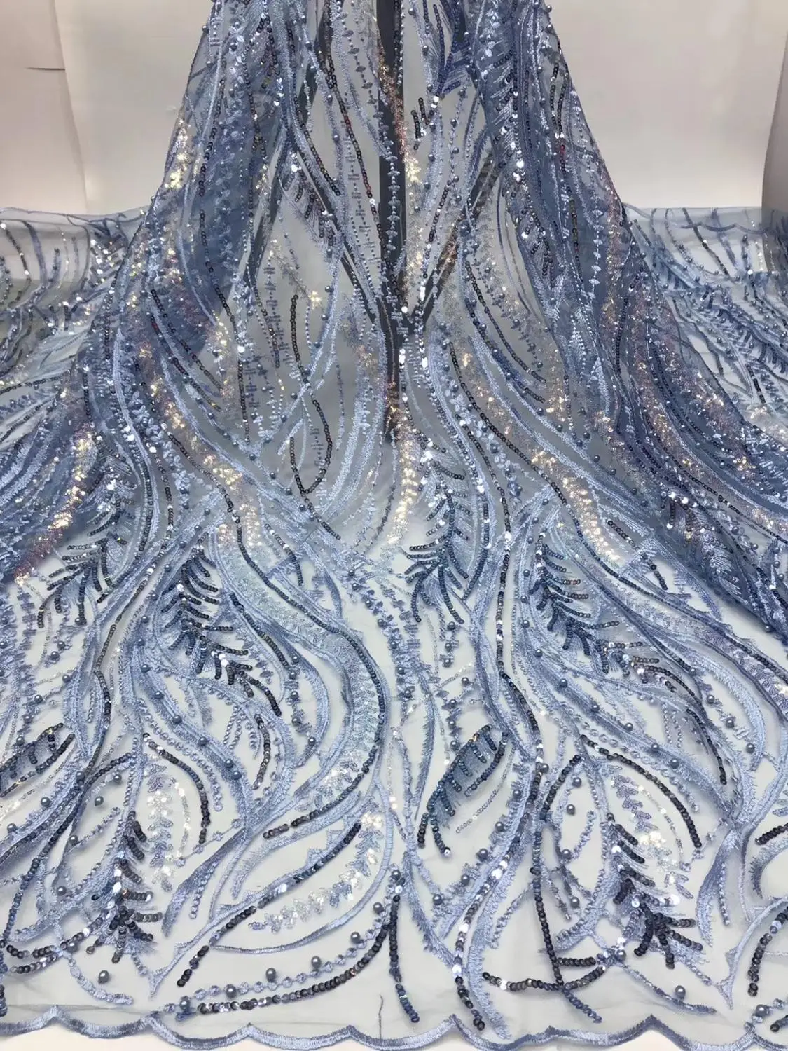 5 ярдов Блестящий узор в виде ветки с бусинами на сетчатой вышивке Африканское французское кружево свадебное платье ткань
5 ярдов Блестящий узор в виде ветки с бусинами на сетчатой вышивке Африканское французское кружево свадебное платье ткань