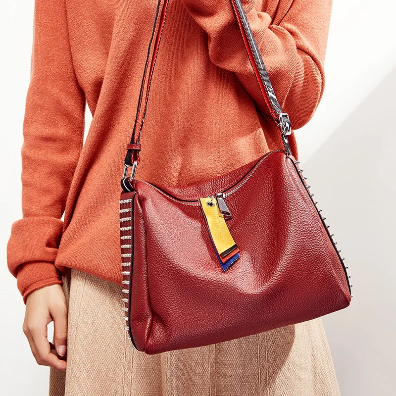 Broadband Leather Bag 2020 New Style Full-grain Leather Crossbody Bag Lettered Fashion Genuine Leather Shoulder Bag 129
Broadband Leather Bag 2020 New Style Full-grain Leather Crossbody Bag Lettered Fashion Genuine Leather Shoulder Bag 129