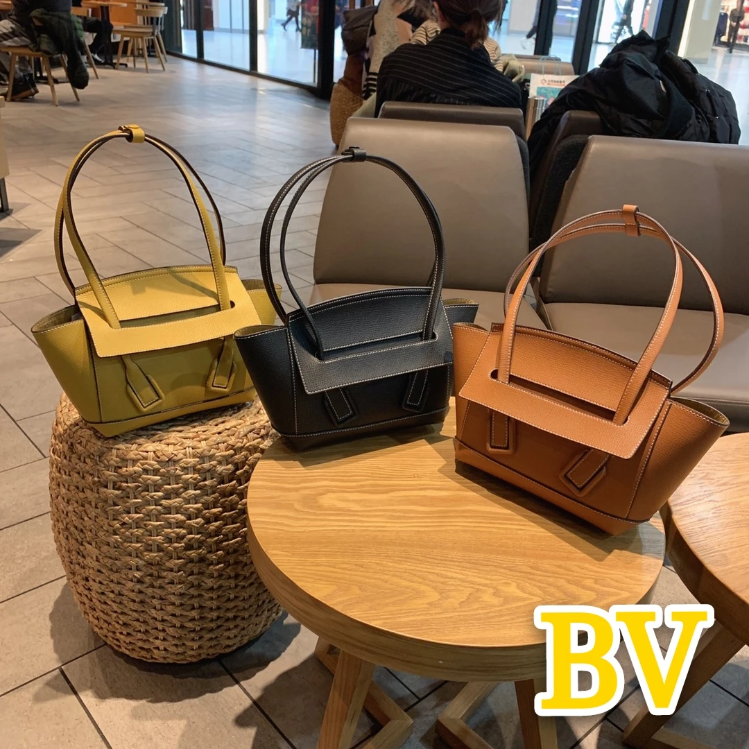 New brand women's leather handbag in 2020 is fashionable and durable free shimpment
New brand women's leather handbag in 2020 is fashionable and durable free shimpment