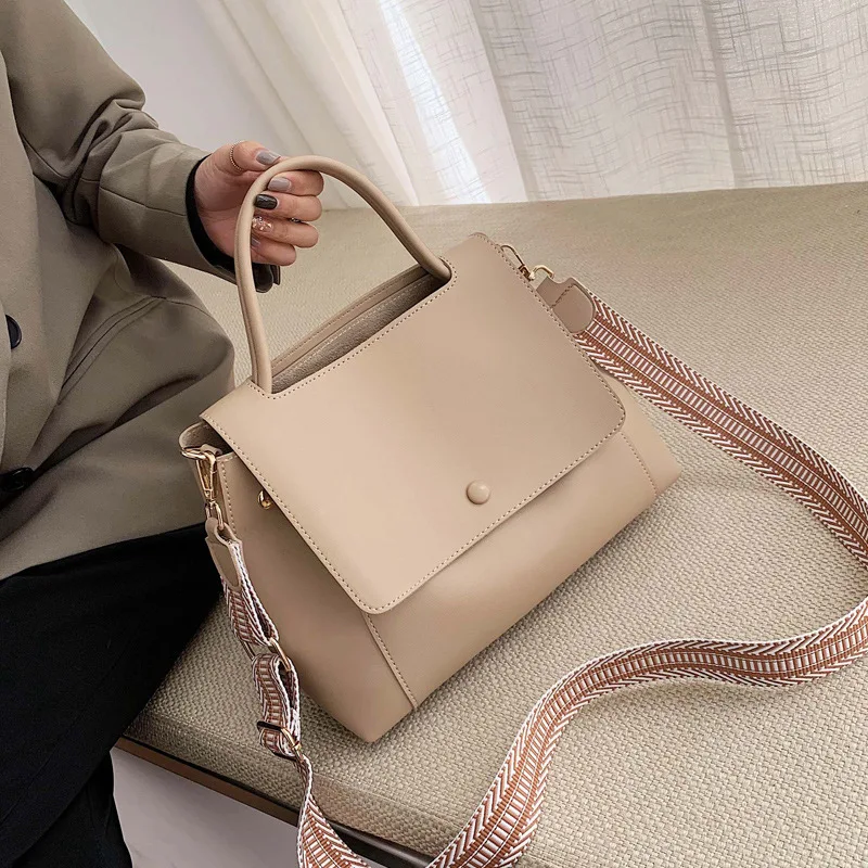 Fashion PU Leather Crossbody Bag For Women New Solid Color Shoulder Messenger Bag Lady Chain Travel Small Handbag
Fashion PU Leather Crossbody Bag For Women New Solid Color Shoulder Messenger Bag Lady Chain Travel Small Handbag