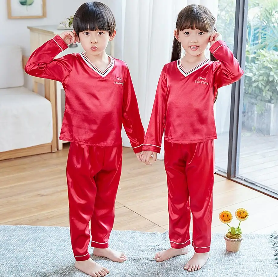 2019 Spring autumn Children Silk Pajamas Set Kids Girls Boys Sleepwear Nightwear Clothes Set Long sleeve fabric Homewear Set
2019 Spring autumn Children Silk Pajamas Set Kids Girls Boys Sleepwear Nightwear Clothes Set Long sleeve fabric Homewear Set
