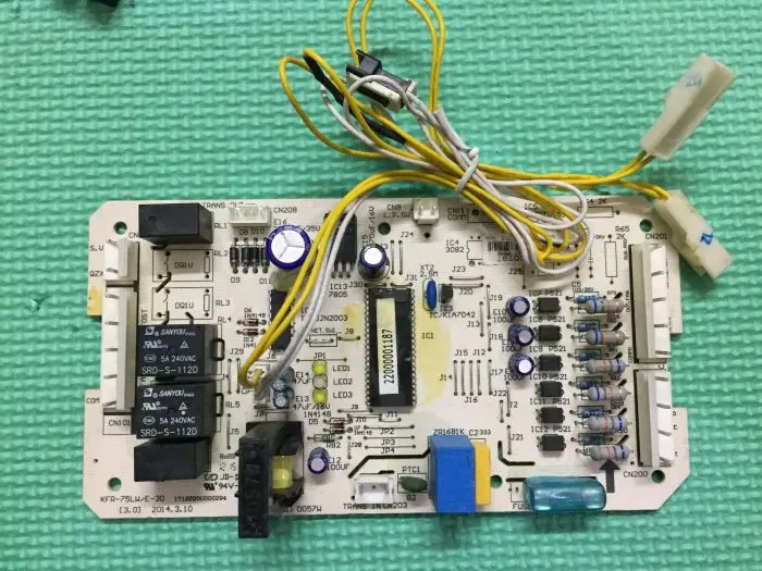 air conditioning board CE-KFR90W/SN1-590T computer board for midea air conditioning parts replacement
air conditioning board CE-KFR90W/SN1-590T computer board for midea air conditioning parts replacement