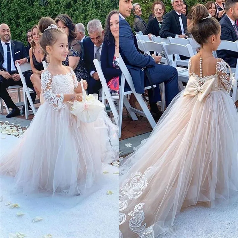 Classic Tulle Flower Girl Dress with Bow Lace Appliques Train Sheer Neck Covered With Buttons Cheap Kids Pageant Gowsn Vestidos
Classic Tulle Flower Girl Dress with Bow Lace Appliques Train Sheer Neck Covered With Buttons Cheap Kids Pageant Gowsn Vestidos