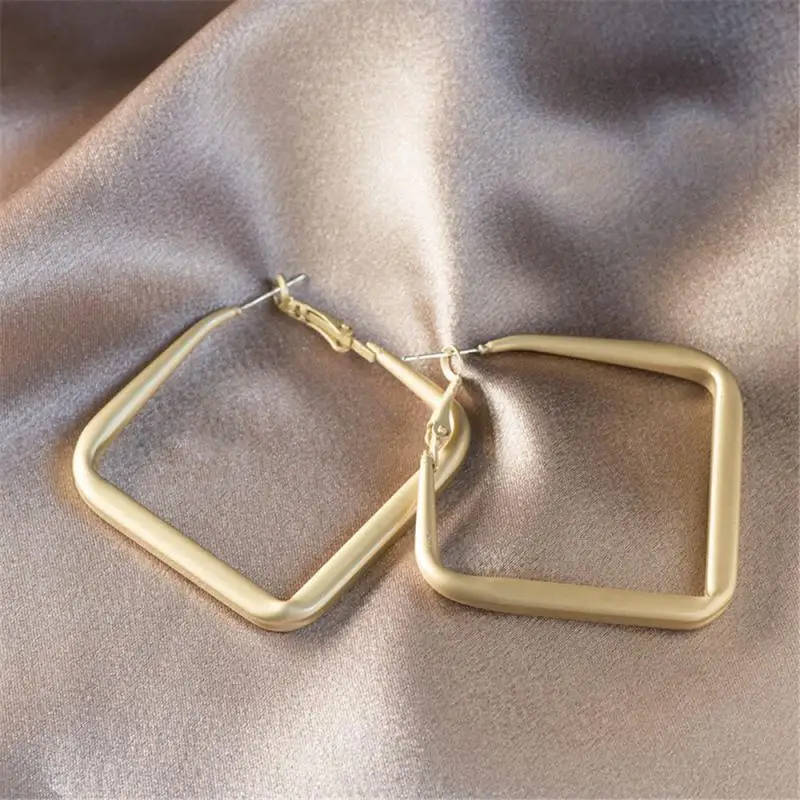 

Simple Gold Color Chunky Round Hoop Earring for Women Trendy C Shape Big Circle Statement Earrings Punk Metal Jewelry Gift