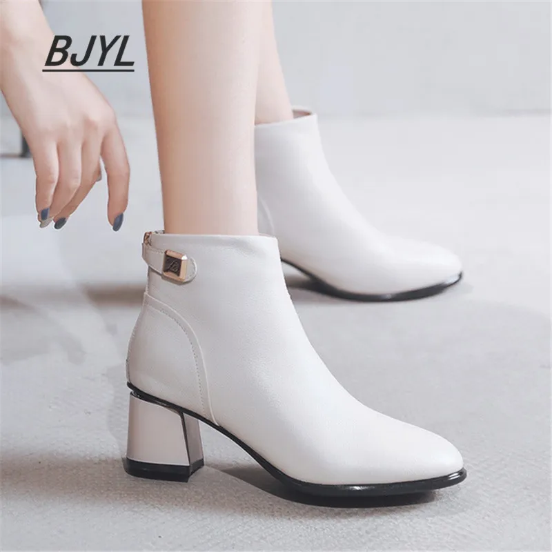 Leather large size leather boots 2019 autumn and winter new fashion thick-soled high-heeled boots female Martin boots
Leather large size leather boots 2019 autumn and winter new fashion thick-soled high-heeled boots female Martin boots