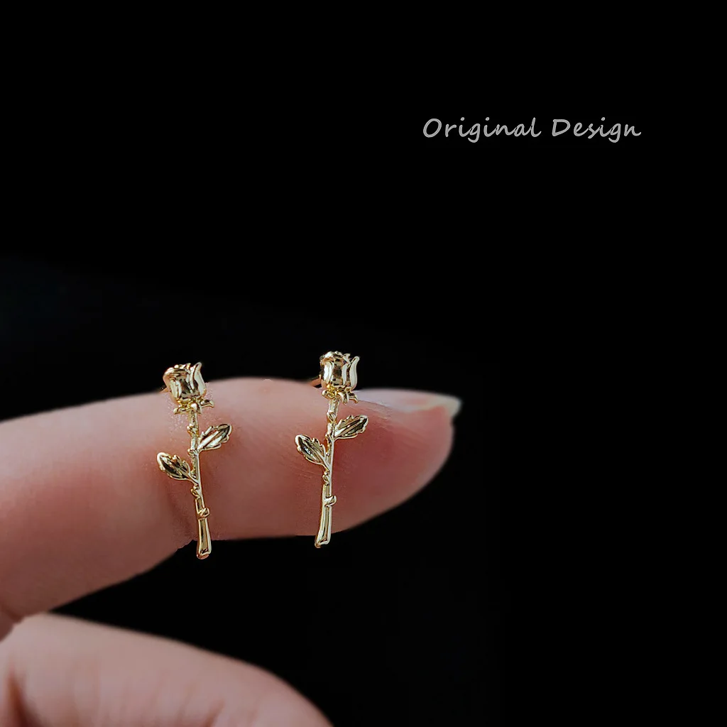 Exquisite Original Design S925 Needle 14K Gold Plated Mini Rose Flower Shape Earrings Fragrant Handmade Jewelry for Lady Girls
Exquisite Original Design S925 Needle 14K Gold Plated Mini Rose Flower Shape Earrings Fragrant Handmade Jewelry for Lady Girls