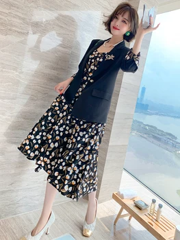 Fashion bead button printed cuff suit jacket + lotus leaf suspender skirt two-piece women's clothing 2020 early autumn new 
Fashion bead button printed cuff suit jacket + lotus leaf suspender skirt two-piece women's clothing 2020 early autumn new