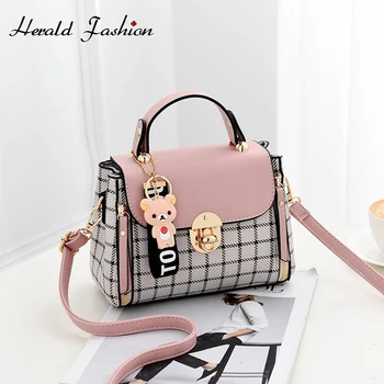 2020 New Fashion Women Crossbody Bag with Bear Pendant Casual Letter Female Handbag PU Leather Travel Summer Small Flap Bags 
2020 New Fashion Women Crossbody Bag with Bear Pendant Casual Letter Female Handbag PU Leather Travel Summer Small Flap Bags