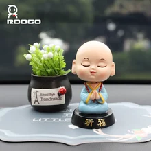 Roogo petit moine secouant la tête accessoires de décoration pour voiture Mini Feng Shui Figurines pour la décoration intérieure ornements de Religion(China)