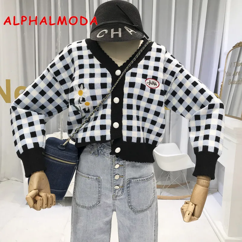 ALPHALMOD New Embroidered Floral Autumn Jacket Blue Checked V-collar Embroidered Loose-fitting Cardigan Long-sleeved Sweater
ALPHALMOD New Embroidered Floral Autumn Jacket Blue Checked V-collar Embroidered Loose-fitting Cardigan Long-sleeved Sweater