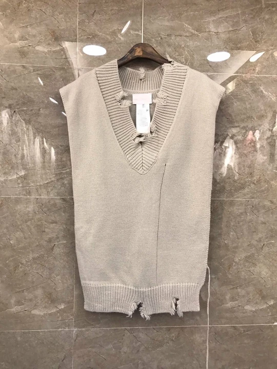 Early Autumn 2019 New Woman V-Collar Knitted Sweater 801 with Pure and Irregular Hem and Open Fork on Both Sides
Early Autumn 2019 New Woman V-Collar Knitted Sweater 801 with Pure and Irregular Hem and Open Fork on Both Sides