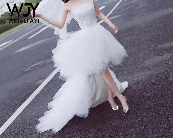 Фото Женское свадебное платье It's yiiya белое без бретелек с юбкой в несколько рядов на