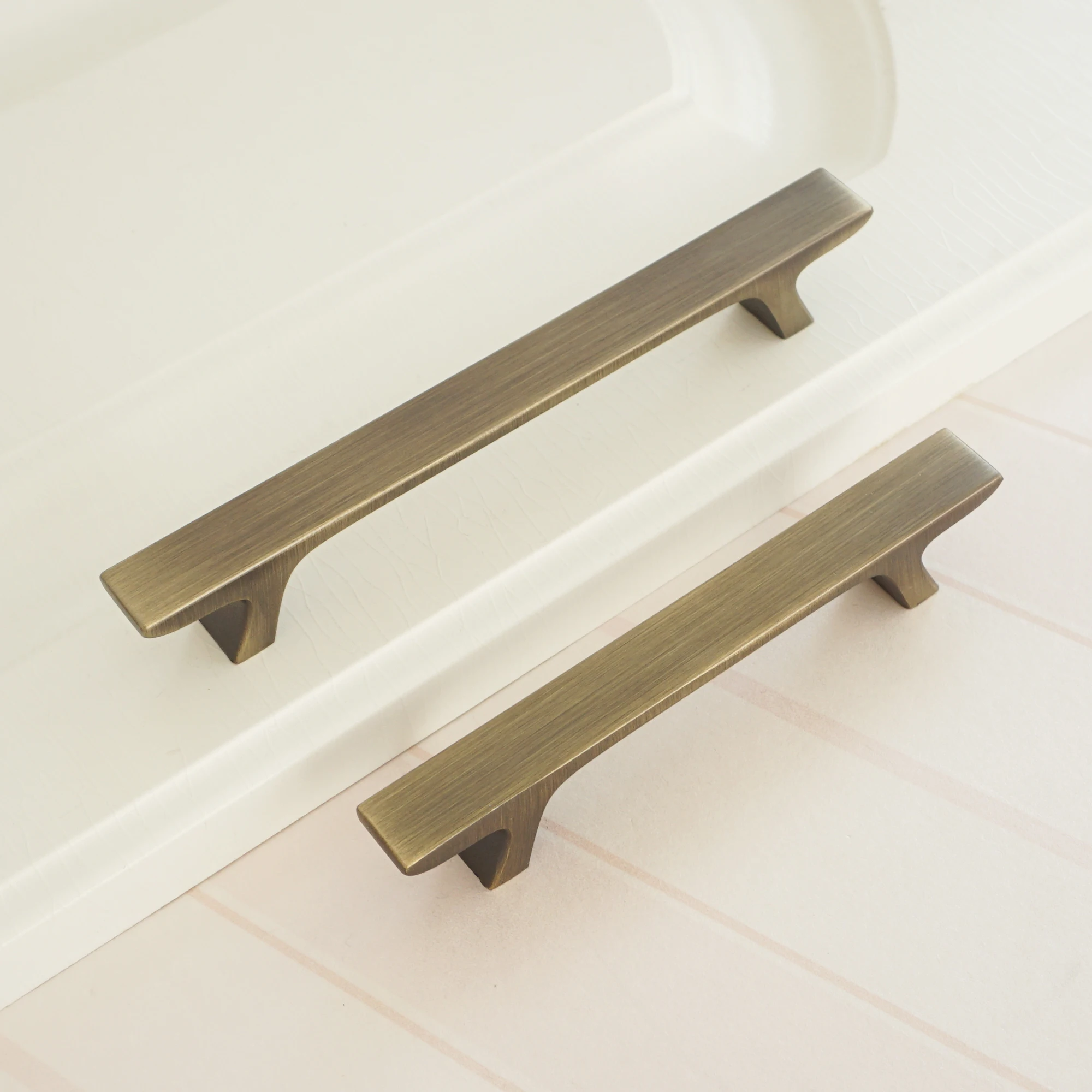 3.75" 5" Bronze Dresser Drawer Pull Handle Zinc Alloy Door Handles Simple Modern Kitchen Cabinet Handle Cupboard Handle 96 128mm
3.75" 5" Bronze Dresser Drawer Pull Handle Zinc Alloy Door Handles Simple Modern Kitchen Cabinet Handle Cupboard Handle 96 128mm